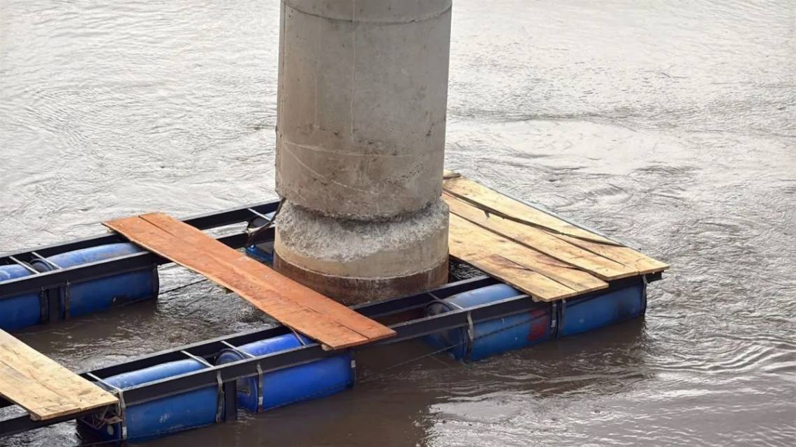 Vialidad provincial resolvió que el piloto dañado podrá ser reparado sin necesidad de alterar el avance de la obra del nuevo puente. (Foto: Aire de Santa Fe)