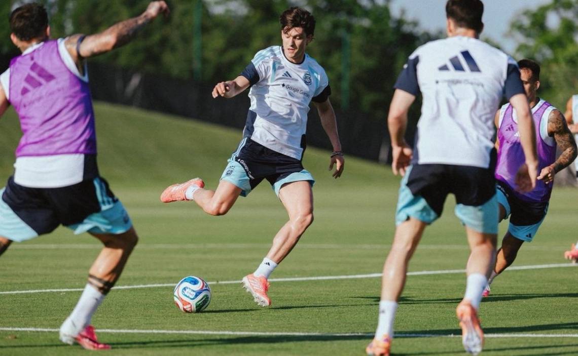 Balerdi sufrió un desgarro y fue desafectado de la Selección.