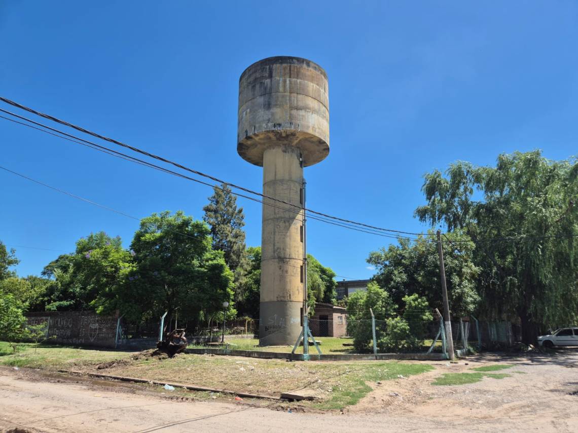 Crece la preocupación en barrio Zazpe por las pérdidas de agua del tanque