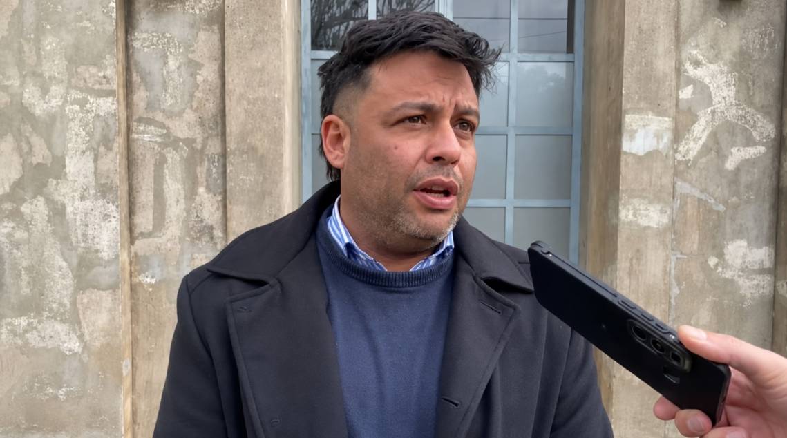 Rodrigo Alvizo, luego de la reunión realizada este miércoles entre el Municipio, el ENRESS y las vecinales por la situación de la Cisterna Luján Oeste. (Crédito: STD)