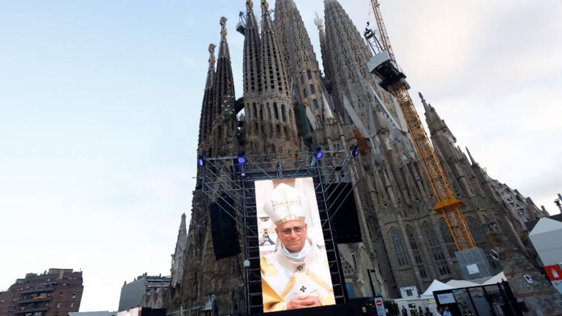 El papa León XIV oficia la misa solemne en la Sagrada Familia por el centenario de la muerte del arquitecto Antoni Gaud en Barcelona (Foto: EFE/Quique García)