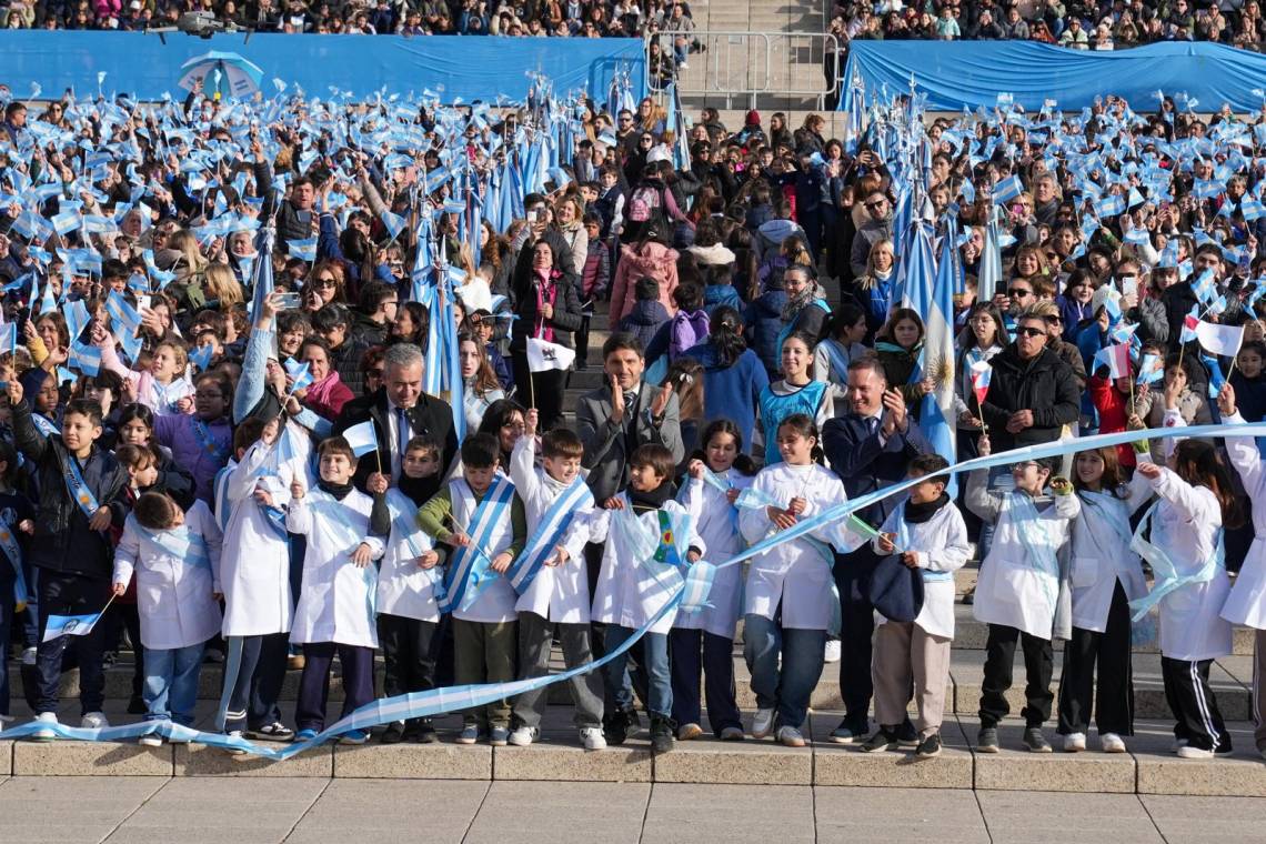 Tras el corte de cintas, alumnos de cuarto grado realizaron la tradicional Promesa de Lealtad a la Bandera Nacional.
