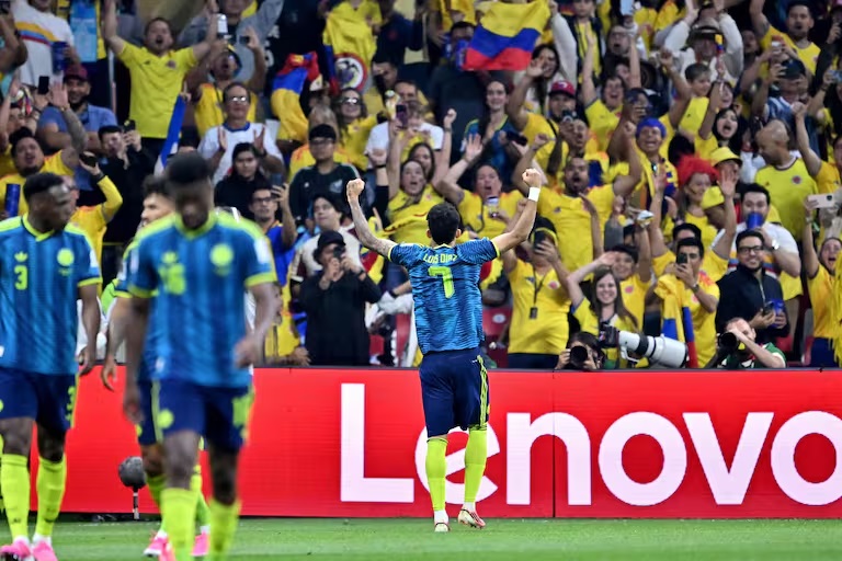 Luis Díaz celebra frente a una multitud de hinchas colombianos que colmaron el estadio Azteca.