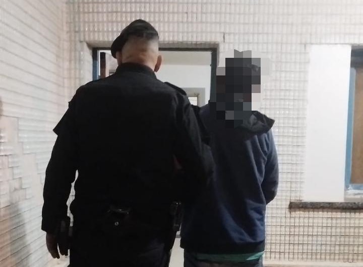 Detuvieron a un hombre que amenazó a policías con un machete y un cuchillo.