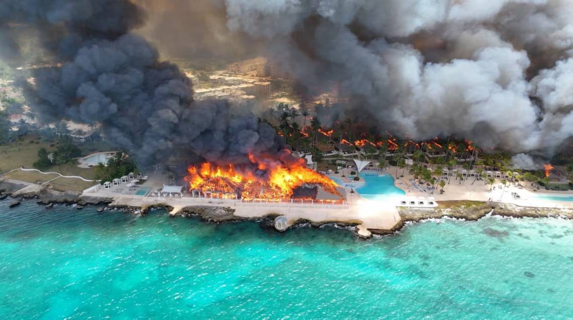 El fuego afectó parte del complejo Viva Wyndham Dominicus Beach, en Bayahíbe.