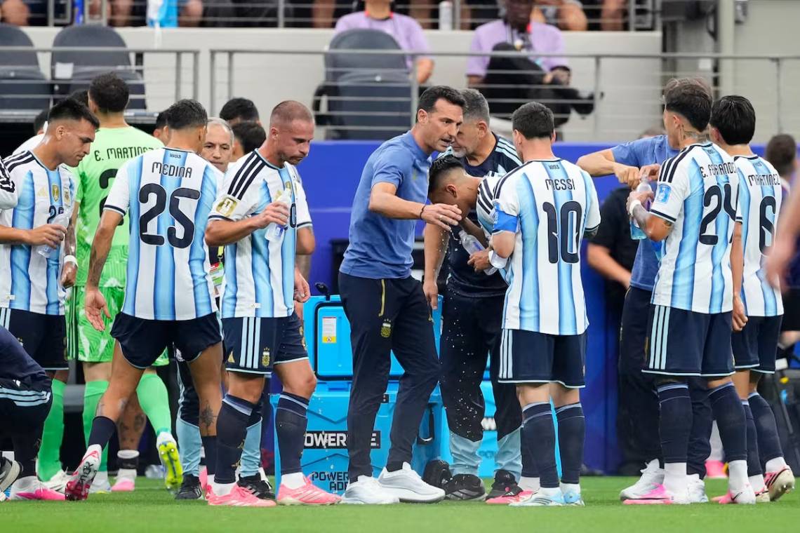 Scaloni apostaría al recambio por el desgaste del Mundial.