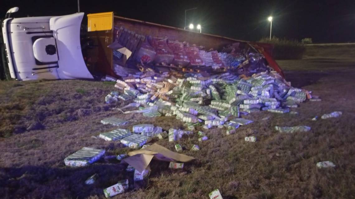 Un camión volcó en el enlace entre la Ruta 19 y la Autopista Rosario-Santa Fe