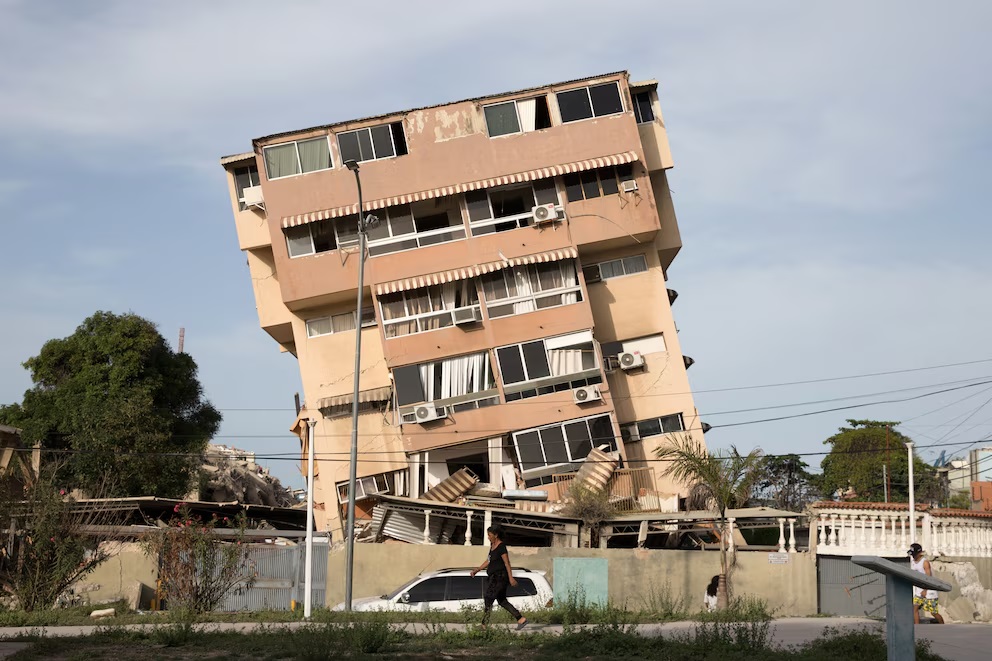 Un edificio inclinado tras los terremotos en Caraballeda, La Guaira. (Crédito: Donaldo BARROS/AFP)