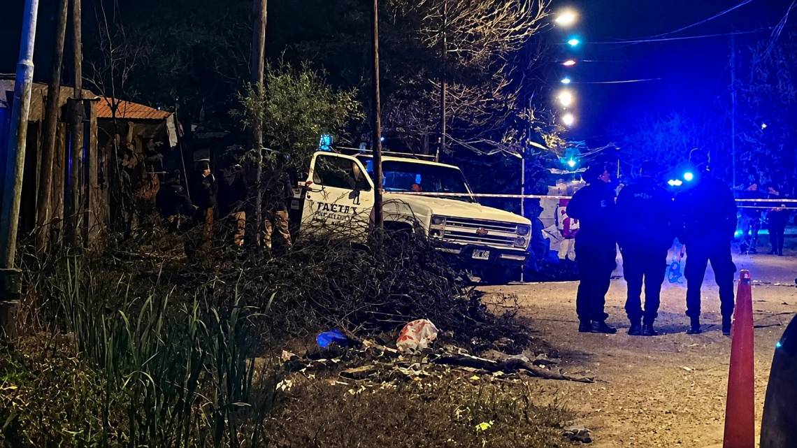 La camioneta, en el lugar del ataque, varias horas después de ocurrido. 