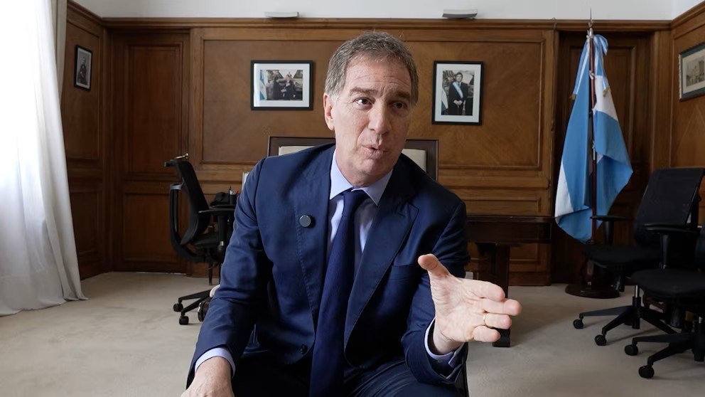 El nuevo jefe de Gabinete afirmó que Adorni afrontará la causa judicial 