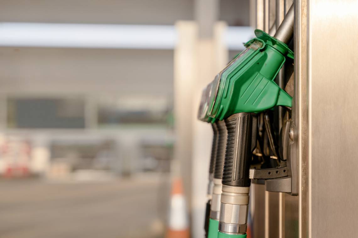 El Gobierno analiza postergar otra vez el aumento del impuesto a los combustibles. (Crédito: Iryna Melnyk)