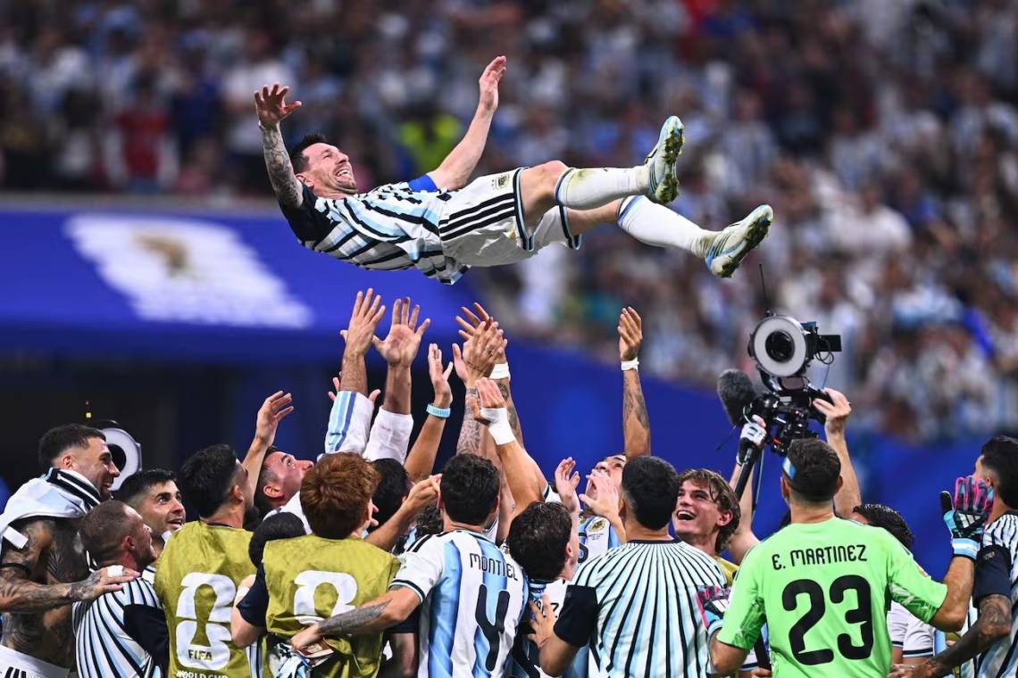 El plantel argentino levanta en andas a Messi, que marcó el gol del empate previo a la remontada. (Foto: La Nación)