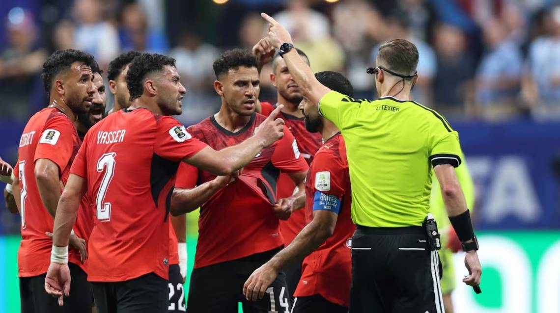Jugadores de Egipto rodean al árbitro francés, durante el encuentro ante Argentina. 