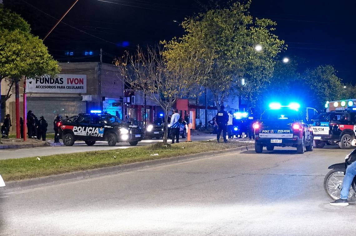 El violento episodio ocurrió en la esquina de Gorriti y Servando Bayo, donde además otros dos jóvenes sufrieron heridas de carácter leve. 