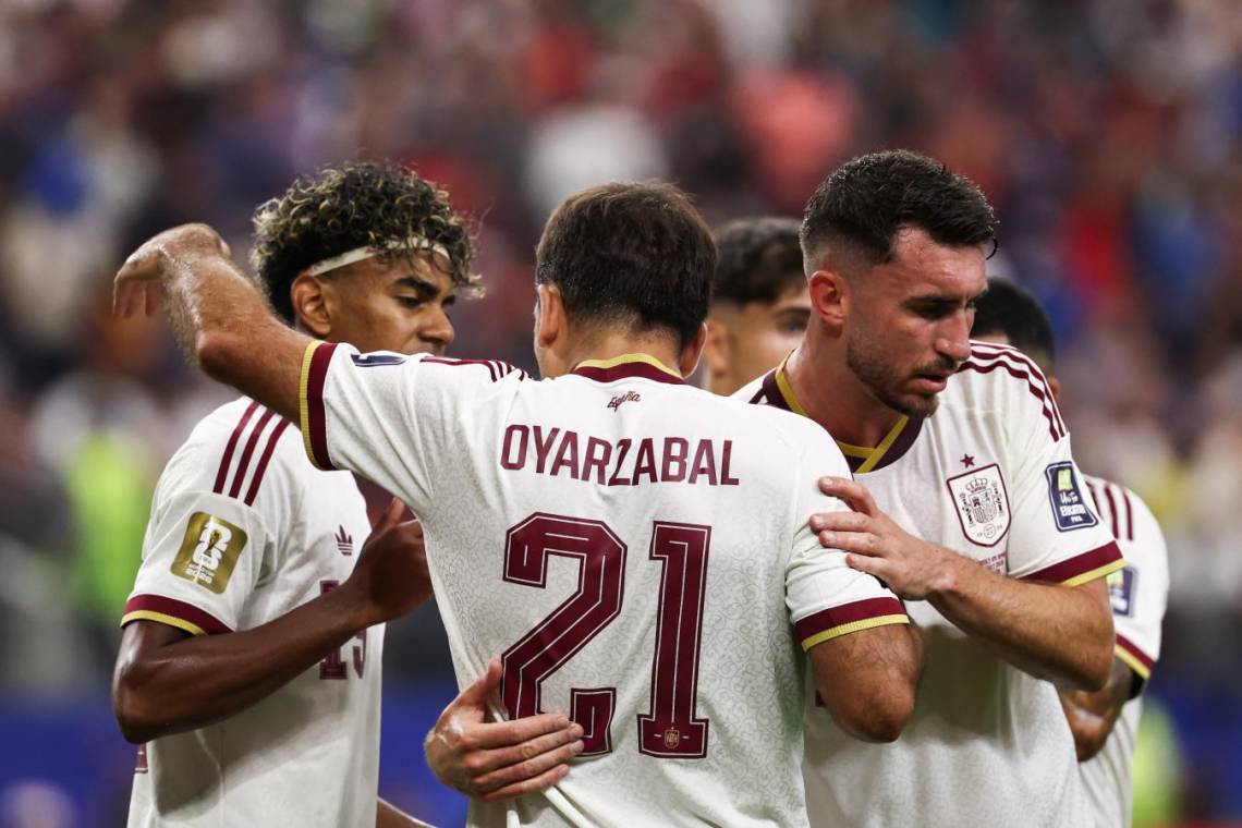 La Roja borró de la cancha a los galos y festejó con goles de Oyarzabal y Porro. 