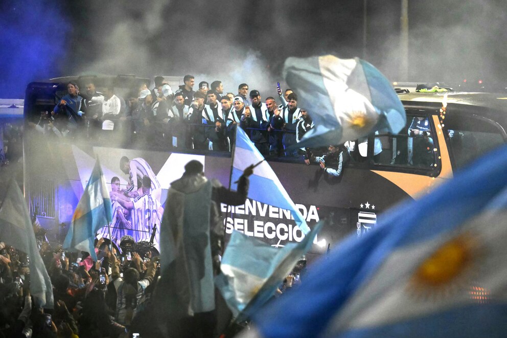 Con el cariño de los hinchas, la Selección regresó al país tras el subcampeonato mundial
