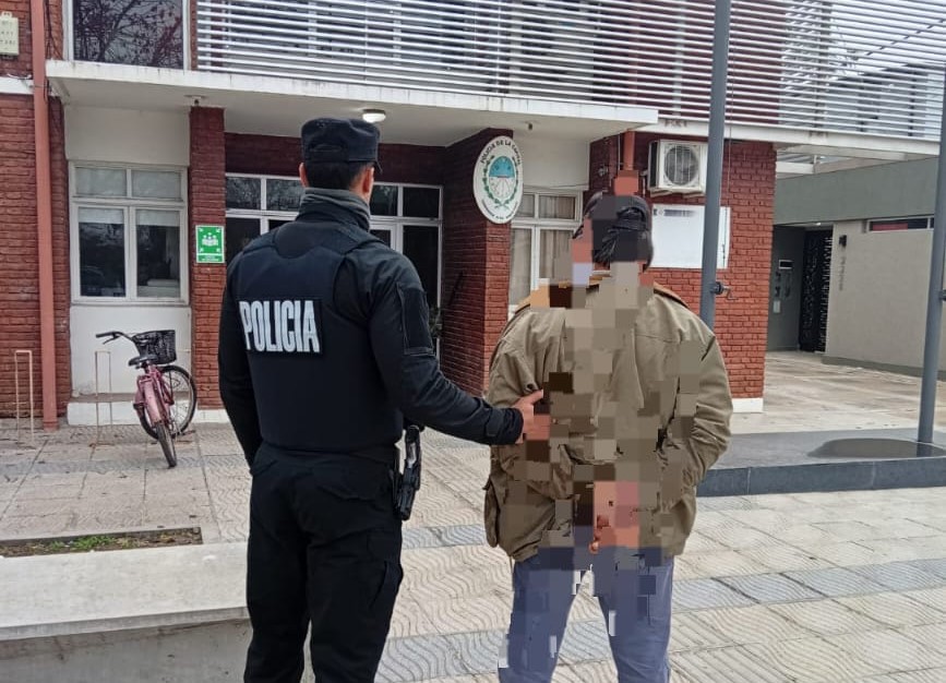 Un hombre fue demorado tras el secuestro de un arma de fuego.