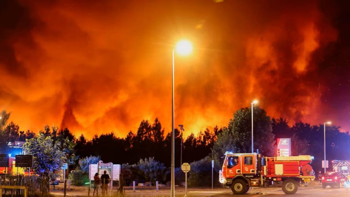 Bomberos combaten las llamas en el área de Gironda, en Francia (Foto: REUTERS/Stephane Mahe)