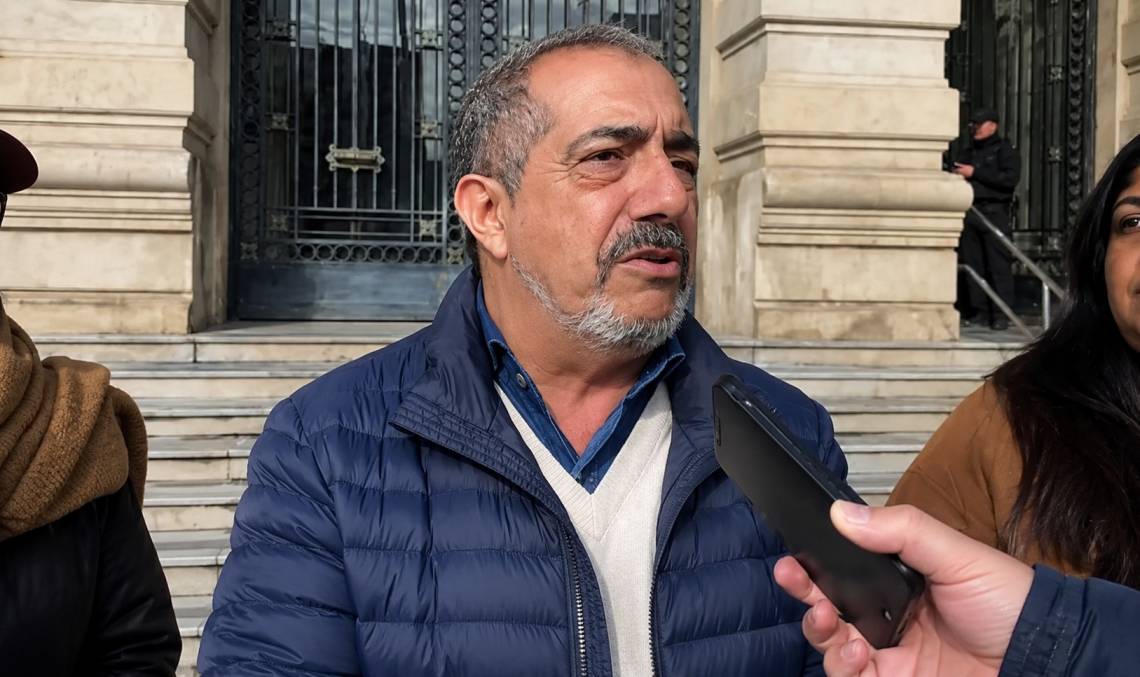 Juan R. Medina, secretario de ASOEM, durante la rueda de prensa de este viernes. (Crédito: STD)