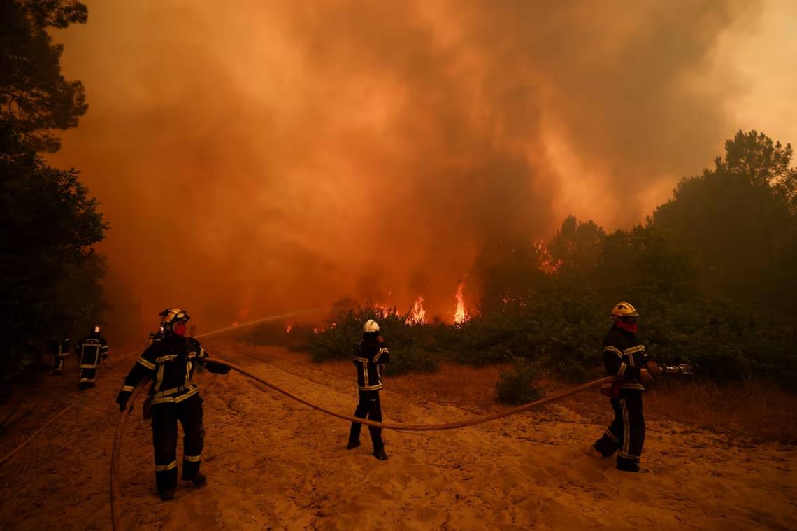 Como pueden, dotaciones de bomberos trabajan para combatir un gran incendio forestal en Lege-Cap-Ferret, en Francia. (Crédito: REUTERS/Stephane Mahe)