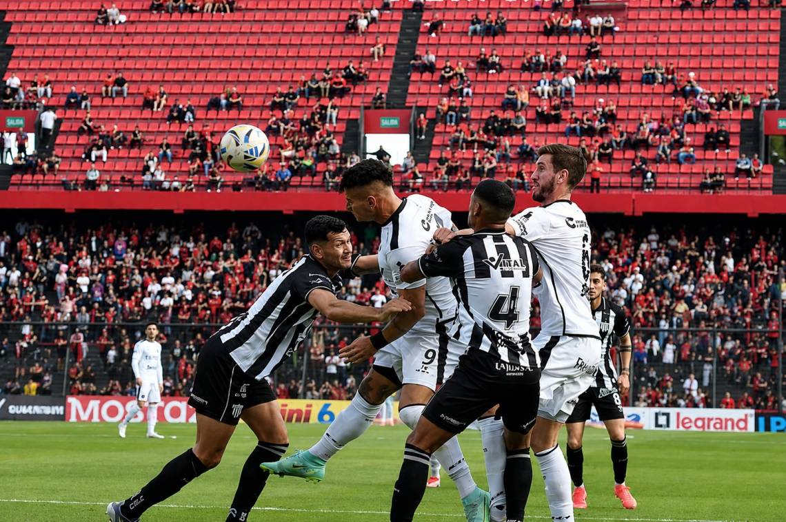 Colón volvió a decepcionar y perdió como local ante Chaco For Ever