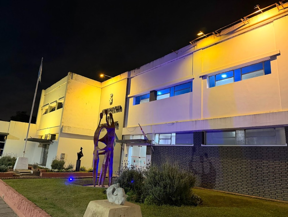 El Municipio se iluminó de naranja para concientizar sobre el TDAH
