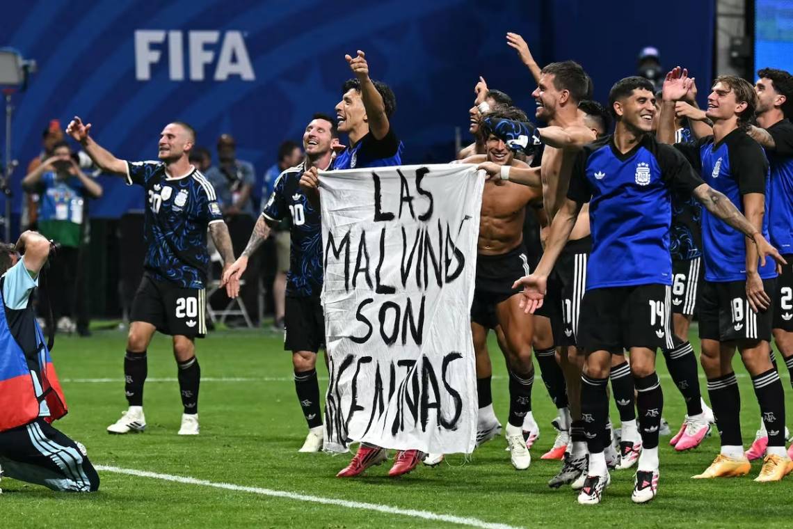 La FIFA abrió un expediente contra la AFA por la bandera de Malvinas exhibida tras la victoria ante Inglaterra