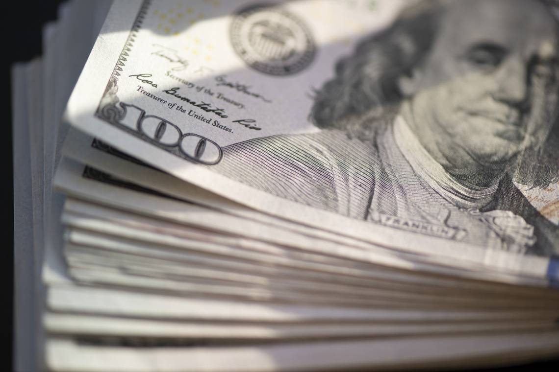 El dólar oficial cayó por segunda jornada consecutiva y se amplió la brecha con el blue