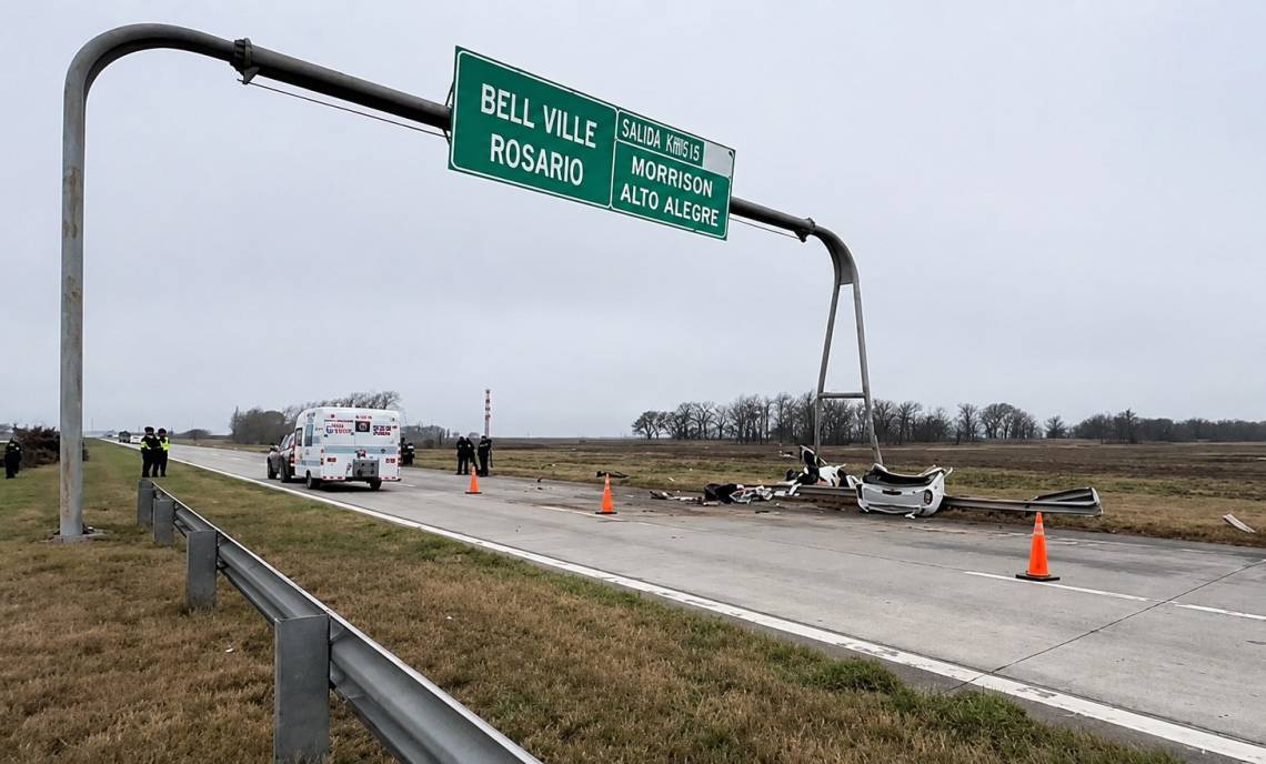 Tres muertos y un herido grave tras un impresionante choque en la autopista Rosario-Córdoba