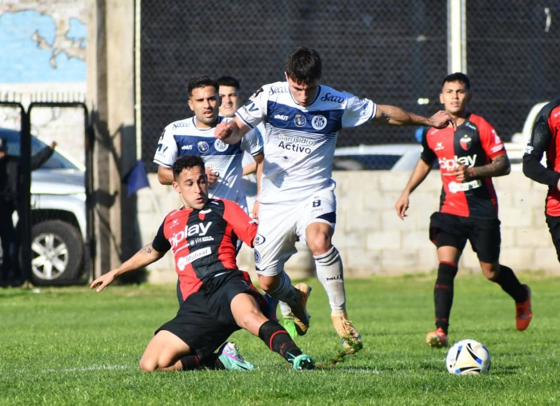 Colón empezó mal pero reaccionó y consiguió un empate frente Acassuso.