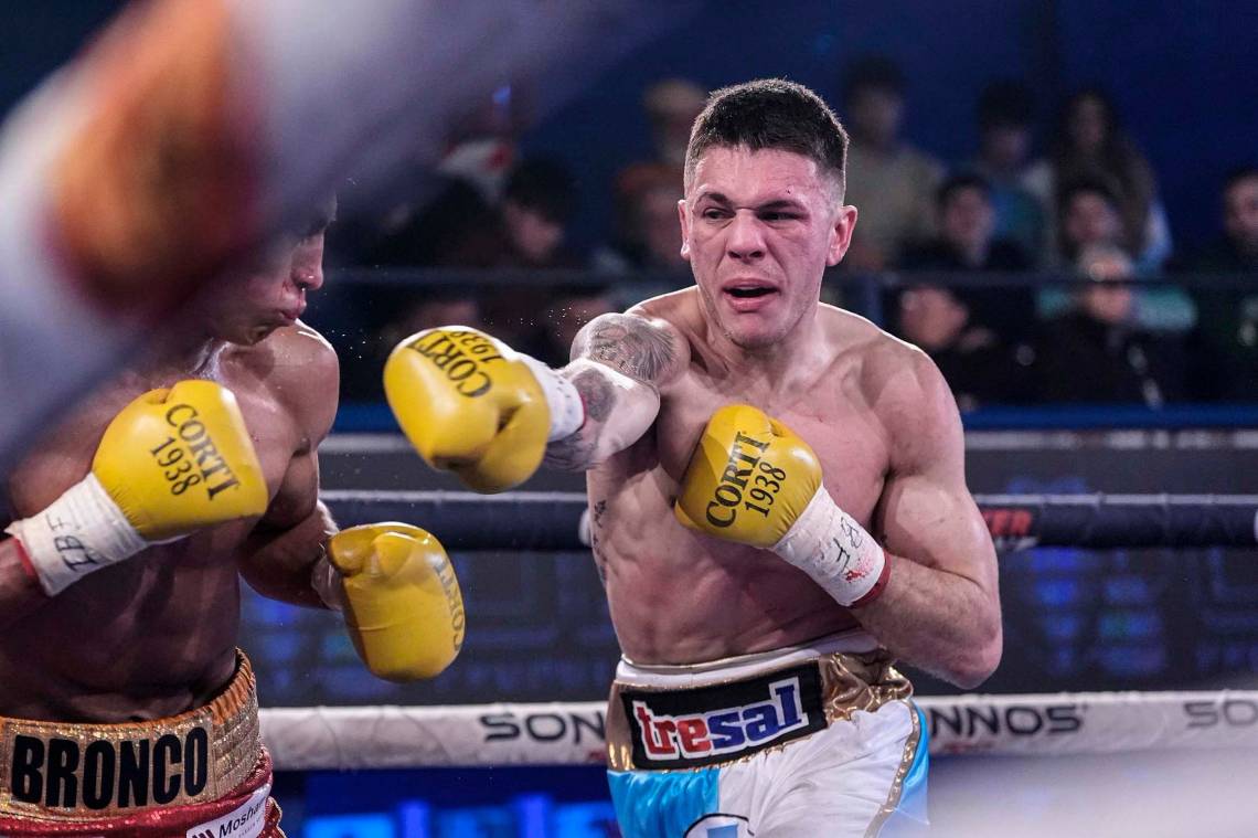 El boxeador de nuestra ciudad derrotó en el tercer round a Juan Carlos 