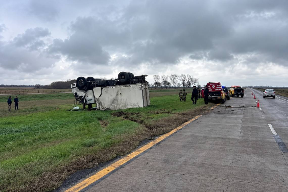 Accidente fatal en la Autovía 19: volcó un camión frigorífico y murió uno de sus ocupantes