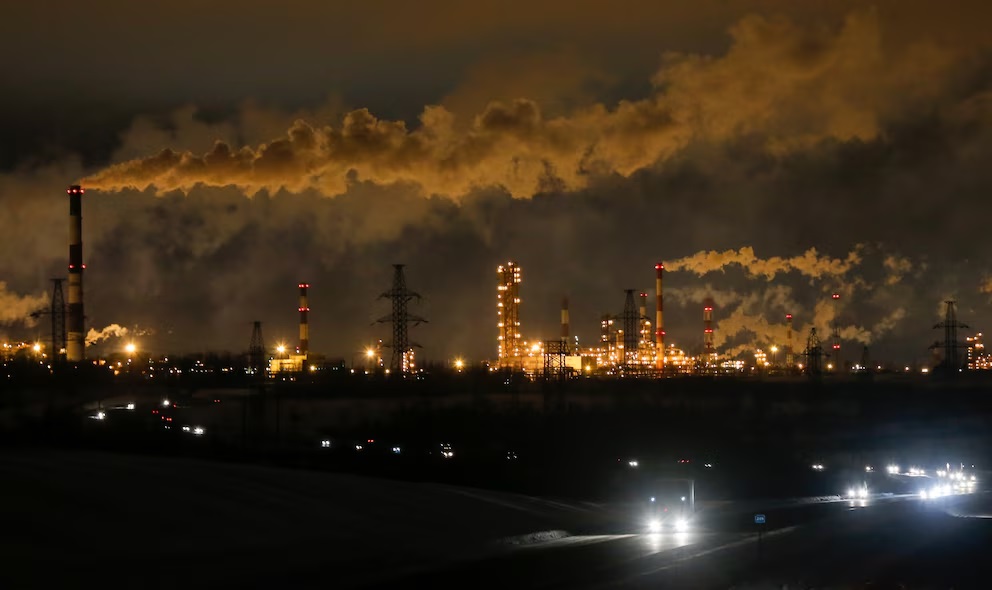 La refinería Slavneft-YANOS es una de las cinco mayores de Rusia. (REUTERS/ARCHIVO)