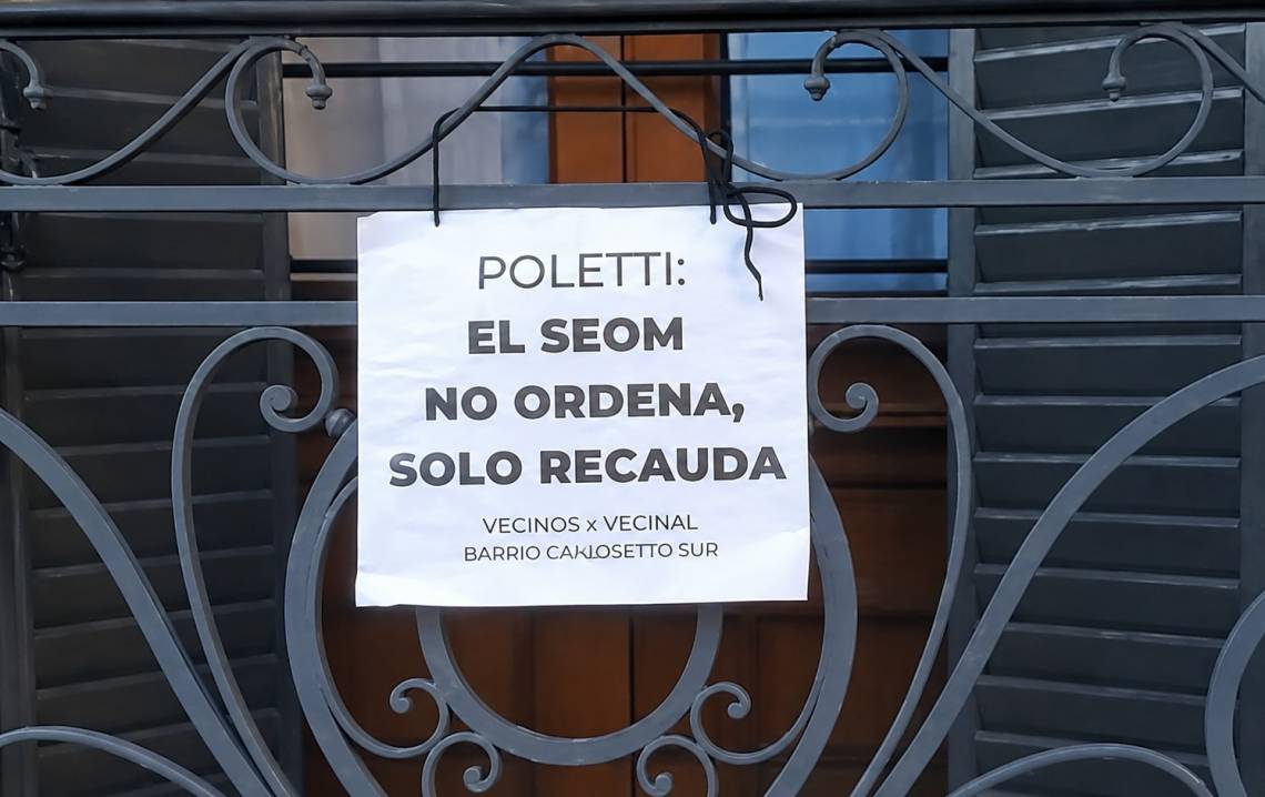 Sigue la polémica por el SEOM en Santa Fe: vecinos empapelaron un barrio en rechazo al sistema
