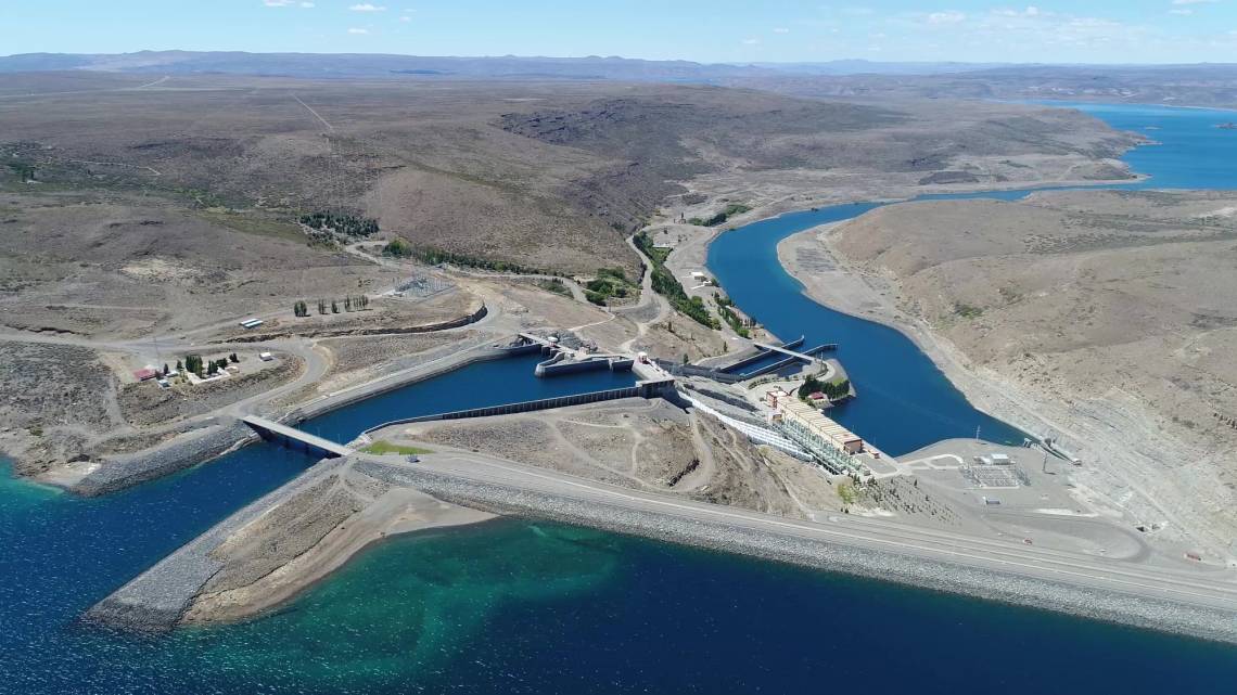 La represa Alicurá, una de las centrales hidroeléctricas adjudicadas a Edison Inversiones, del Grupo Neuss.