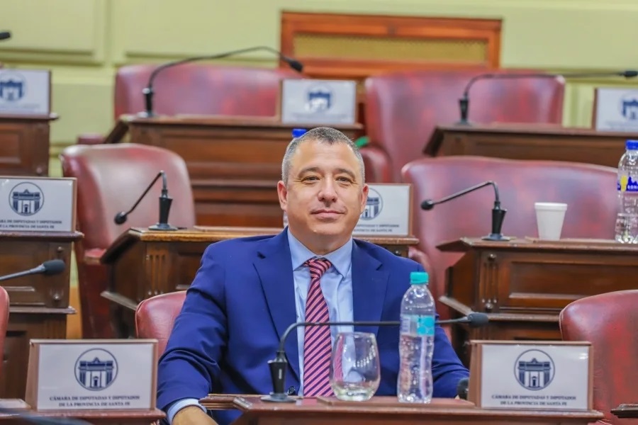 Maciel fue secretario administrativo de la Cámara de Senadores y de la Convención Reformadora de la Constitución Provincial.