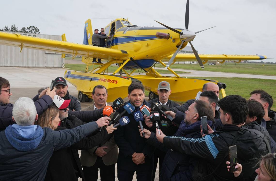 Pullaro brinda declaraciones tras el acto, con el avión hidrante de fondo. (Foto: GSF)