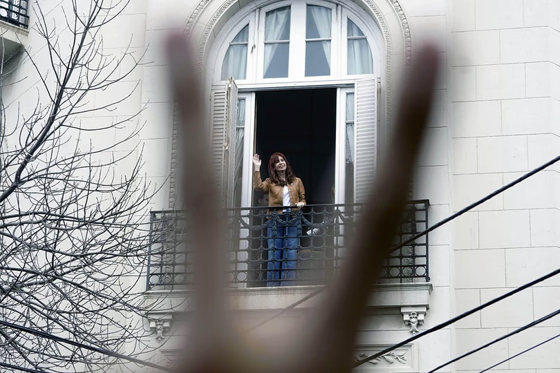 Embargaron el departamento donde Cristina Kirchner cumple prisión domiciliaria