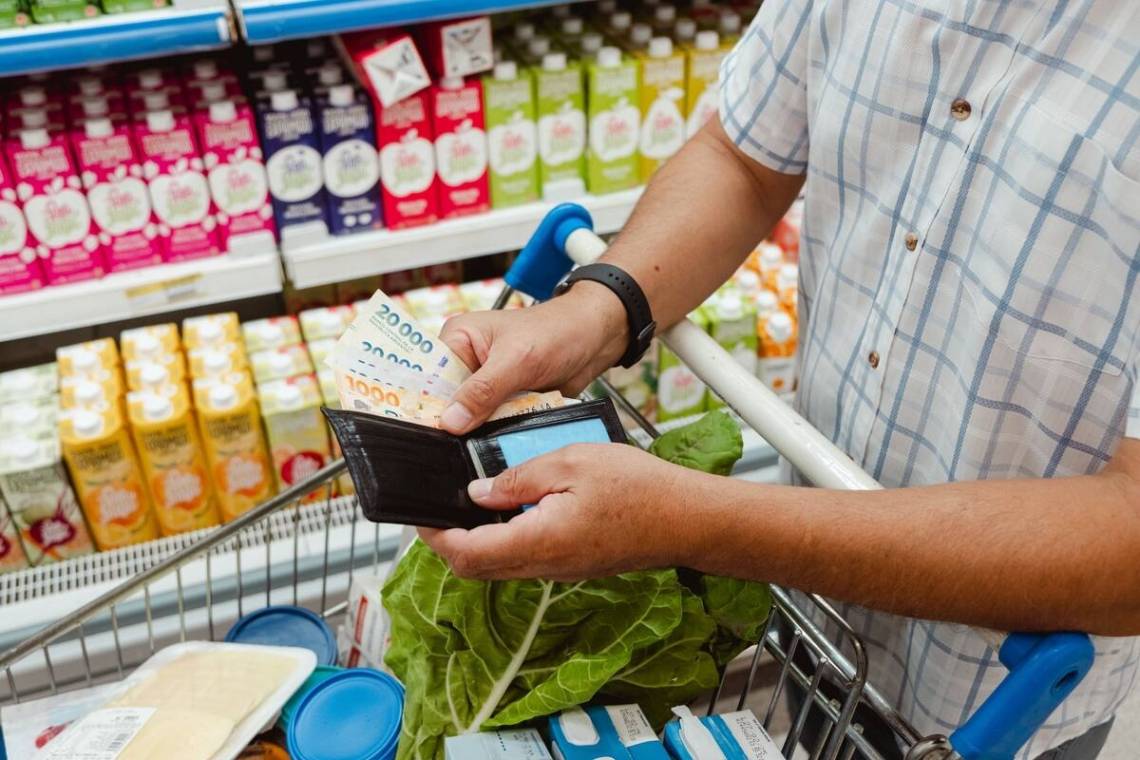 La inflación volvió a acelerarse: fue del 2,1% en julio y llegó al 33,8% en 12 meses