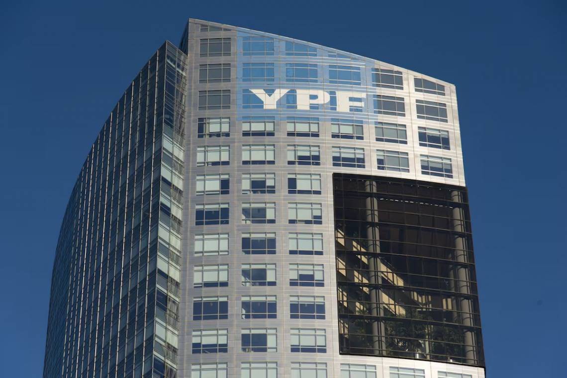 YPF presentó el mayor proyecto del RIGI: US$51.000 millones para producir y exportar gas