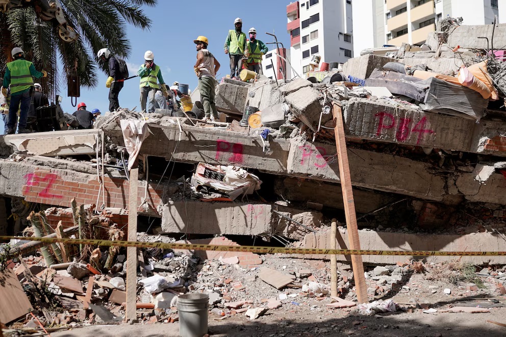 En distintas zonas de Colombia comienzan a reducir la búsqueda de sobrevivientes del terremoto. (Crédito: REUTERS/Sergio Acero)