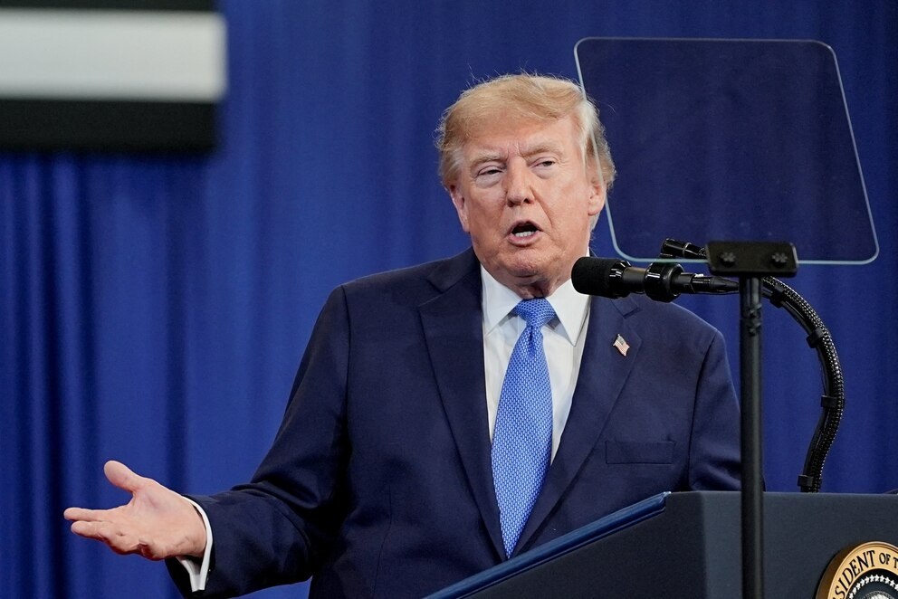Trump dijo que declarará el estrecho de Ormuz territorio de Estados Unidos tras la ofensiva contra Irán. (Crédito: REUTERS/Ken Cedeno)