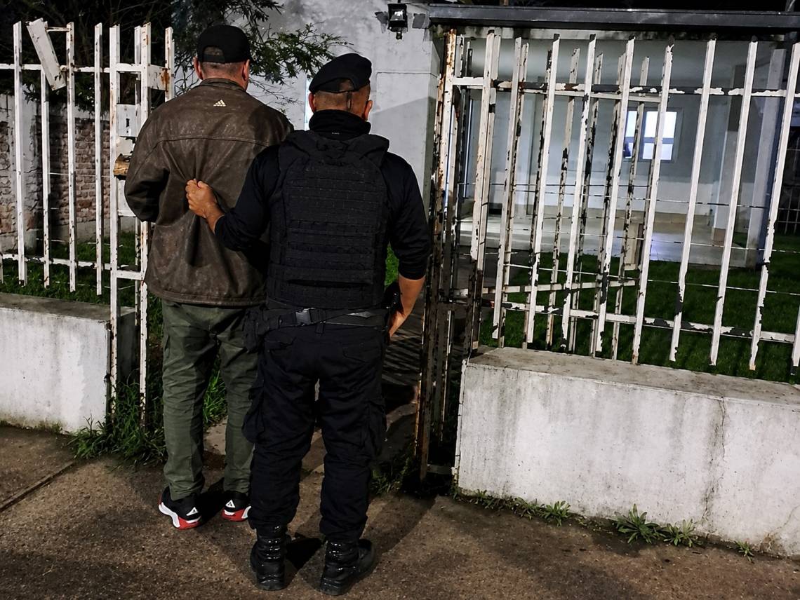 Lo denunciaron por incumplir una medida de distancia y fue detenido por la Policía