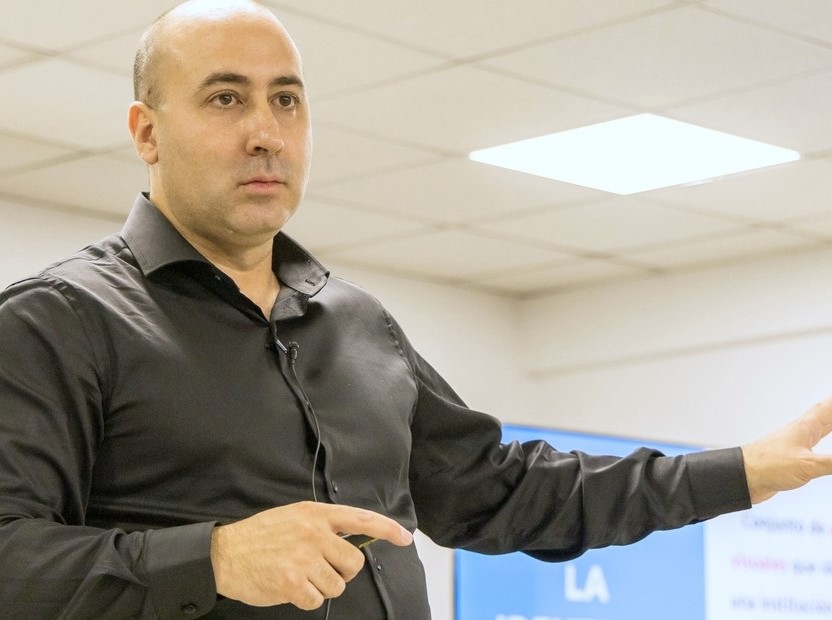 Fernando Cerimedo, el exasesor de Milei, fue detenido en Bolivia.