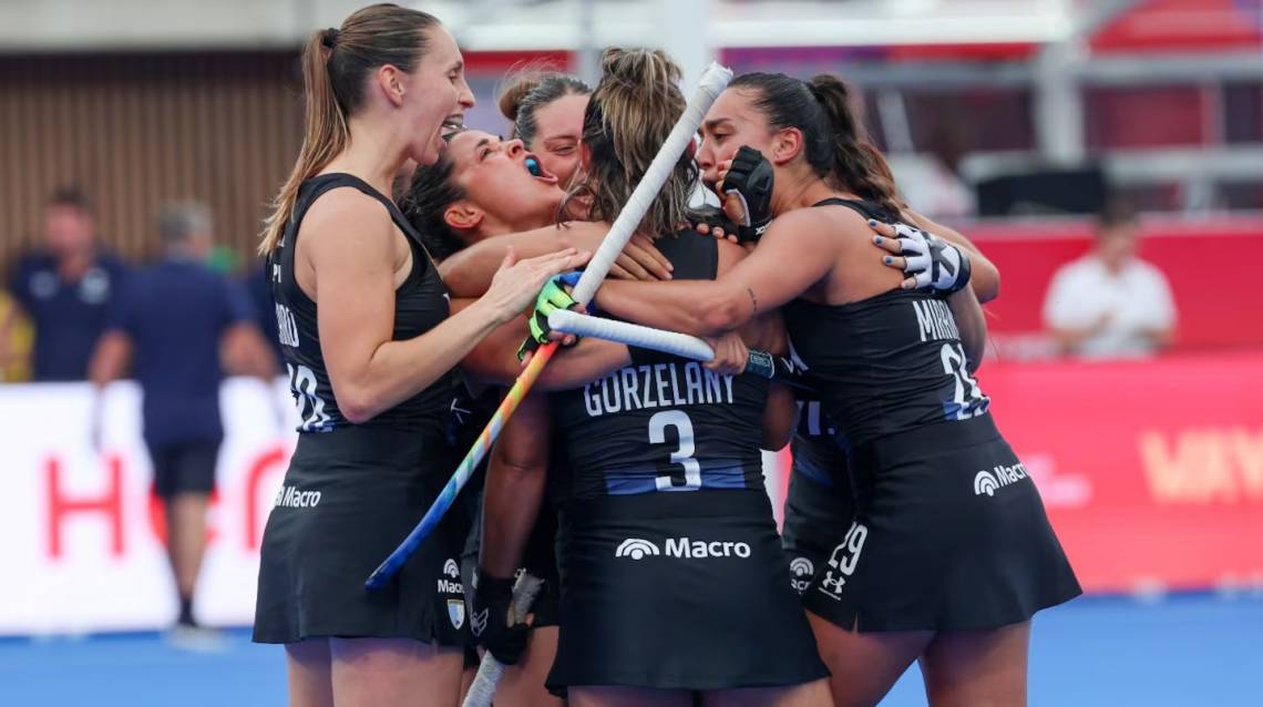 Las Leonas celebran la clasificación a la próxima ronda, donde buscarán un lugar en semifinales del Mundial. (Foto: EFE)