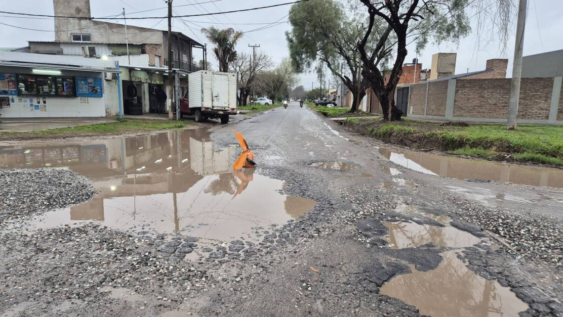Azcuénaga, otra vez en estado crítico: enormes baches complican y ponen en riesgo el tránsito
