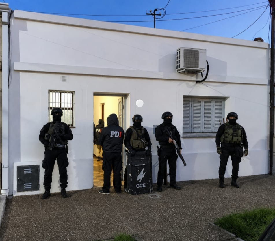 La PDI registró una vivienda en Colón al 1700 y secuestró cuatro armas de fuego.