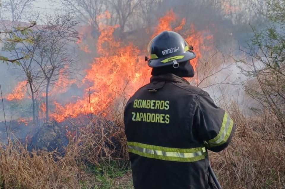 Dos incendios de pastizales movilizaron a Bomberos en distintos sectores de nuestra ciudad.