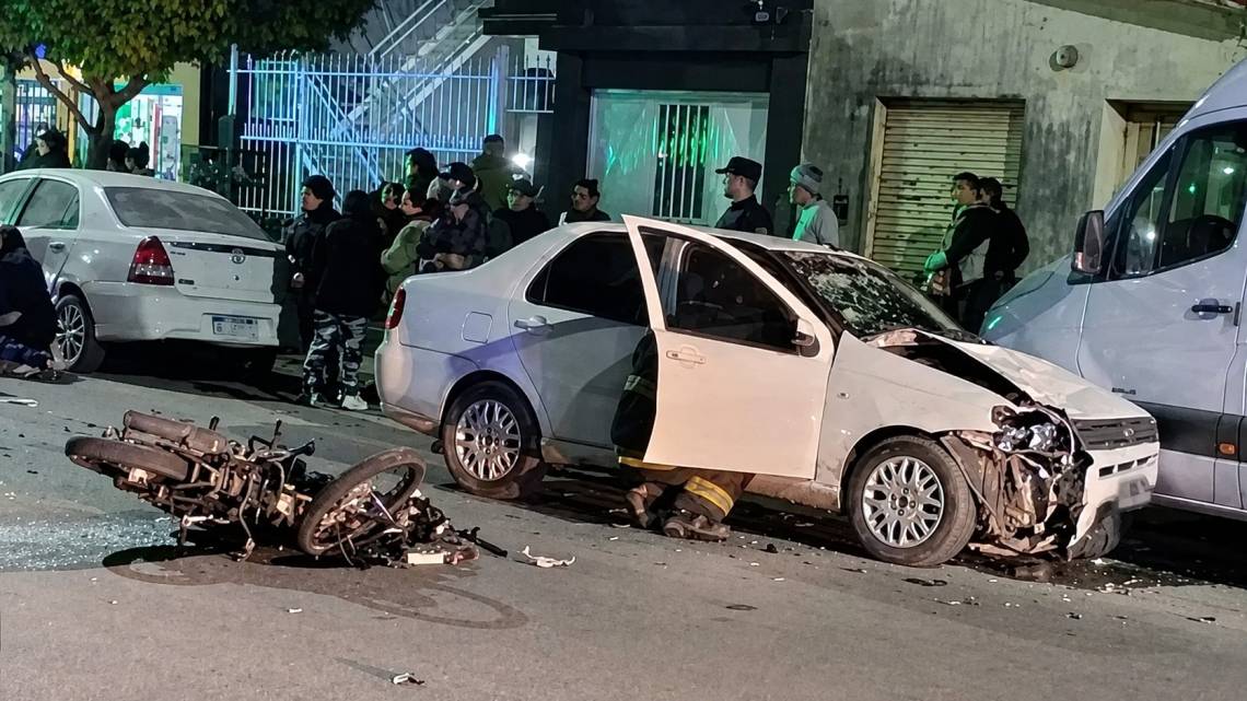 Así quedaron la motocicleta y el automóvil tras el fuerte choque ocurrido este martes por la noche.