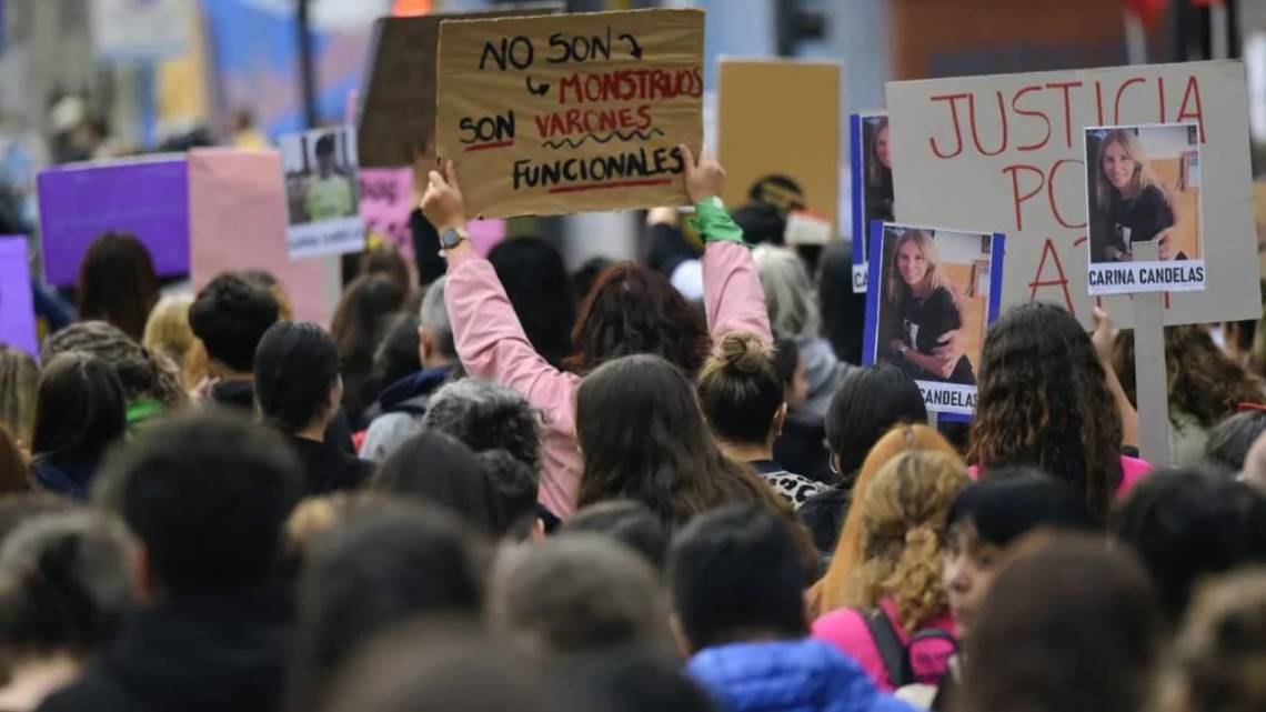Rosario marchó contra los femicidios y reclamó declarar la emergencia en violencia de género. (Crédito: El Ciudadano)
